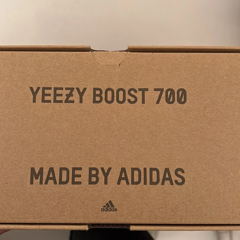 Yeezy adults boost 700 - Picture 5 of 6